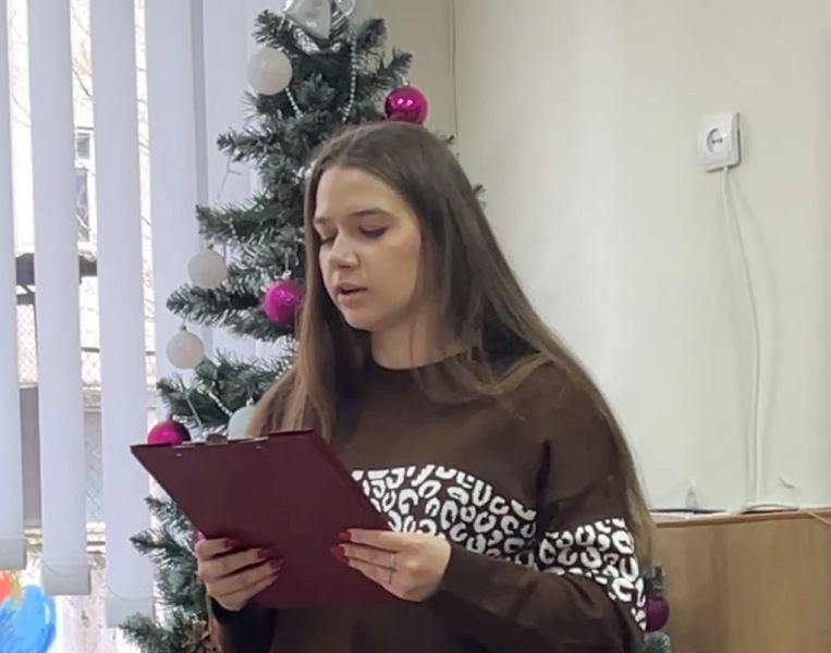 Студентка Вознюк Дарія під час виступу на конференції